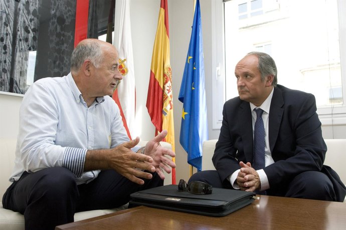 El Consejero De Medio Ambiente Recibe En Su Despacho Al Alcalde De San Vicente