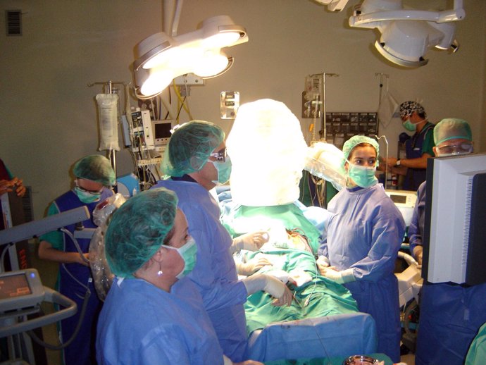 Operación cirujanos quirófano