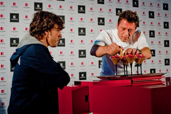 Fernando Alonso Observa A Un Cocinero Belga