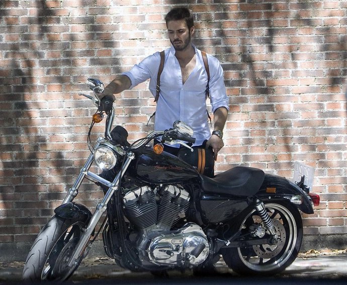 Álex Barahona Con Una Moto 