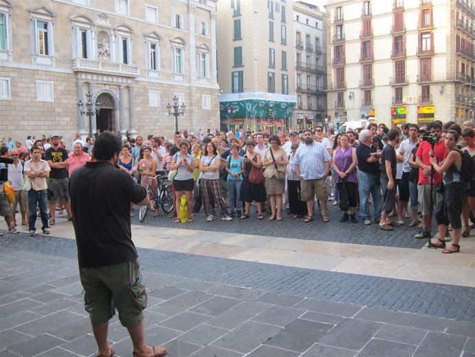 Concentrados En Plaça Sant Jaume Contra La Reforma De La Constitución