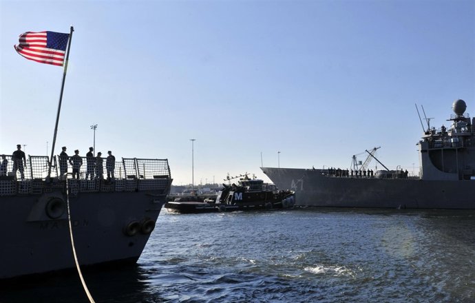 Barcos De Guerra De EEUU En Una Base Naval