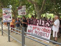 Una cincuentena de personas piden la dimisión de Mena ante el Parlament