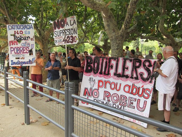 Manifestación Contra Los Cambios En El PIRMI / RMI Ante El Parlament De Cataluny