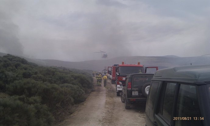 Medios Terrestres Que Trabajan En El Incendio De Navalacruz (Ávila)