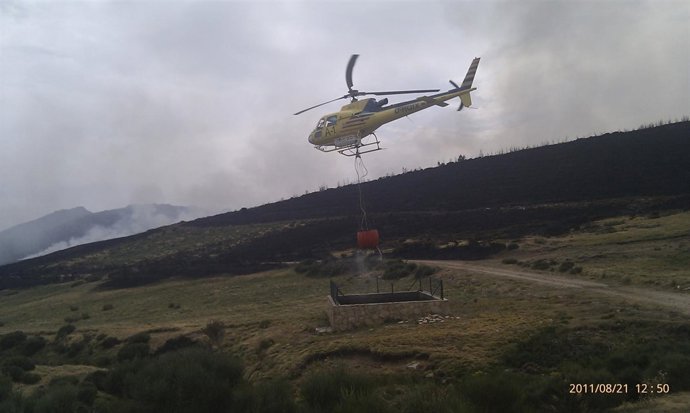 Imagen De Las Tareas De Extinción Del Incendio De Navalacruz (Ávila)