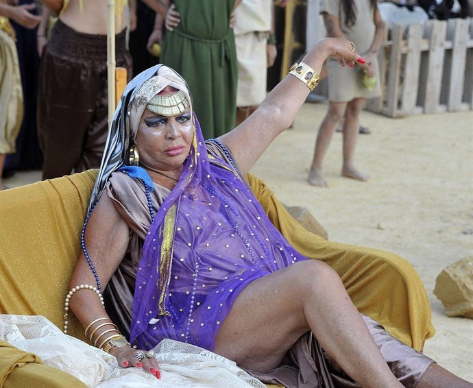 Sara Montiel Posando De Reina Mora