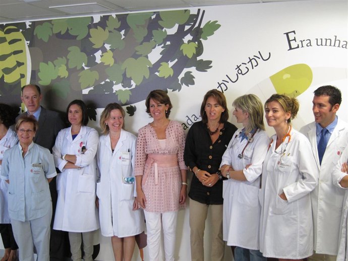 La Presidenta Del Gobierno Foral, Yolanda Barcina, Jutno Al Equipo Médico Del Ho