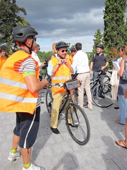 Miguel Ángel Villanueva Participa En Una Visita Guiada En Bici Por Madrid Río