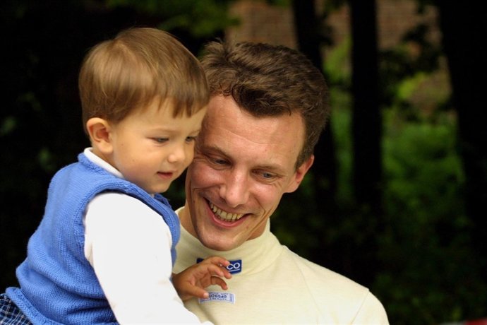 El Príncipe Joaquín De Dinamarca Con Su Hijo Nicolás 