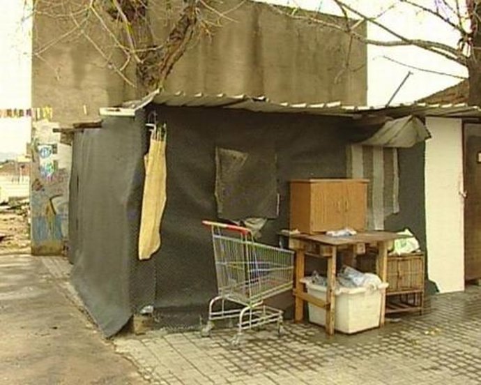 Una mujer y su madre malviven en una chabola en Badalona 