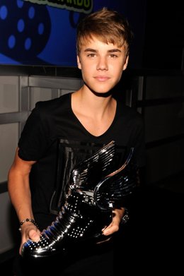 Justin Bieber Posando Con Un Premio