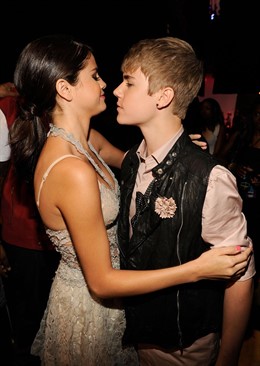 Justin Bieber Y Selena Gomez En Los TCA