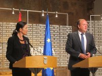 Monago y González-Sinde se comprometen a potenciar la difusión del Festival de Mérida