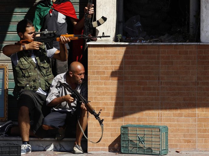 Rebeldes Libios Combaten Calle Por Calle Contra Los Gadafistas En Trípoli