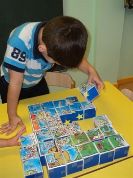 Los Niños Realizan Un Rompecabezas De Europa