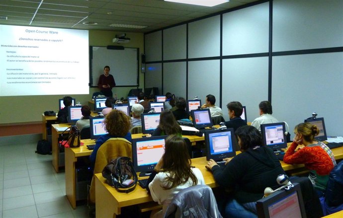 Universitarios Con Ordenadores