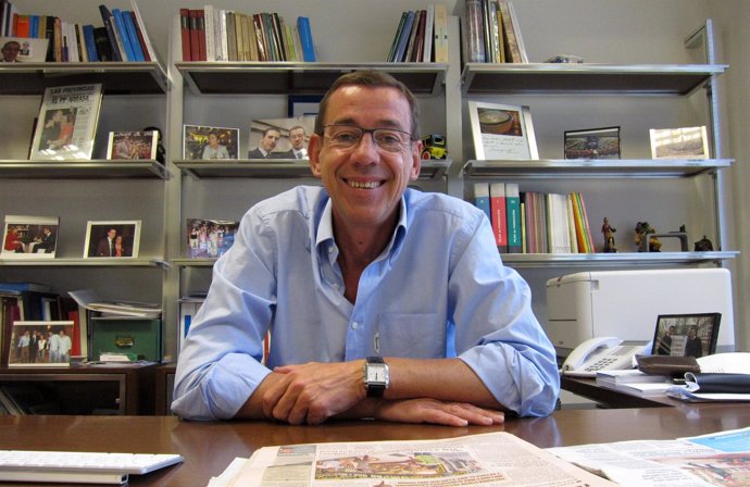 Antonio Clemente En Su Despacho