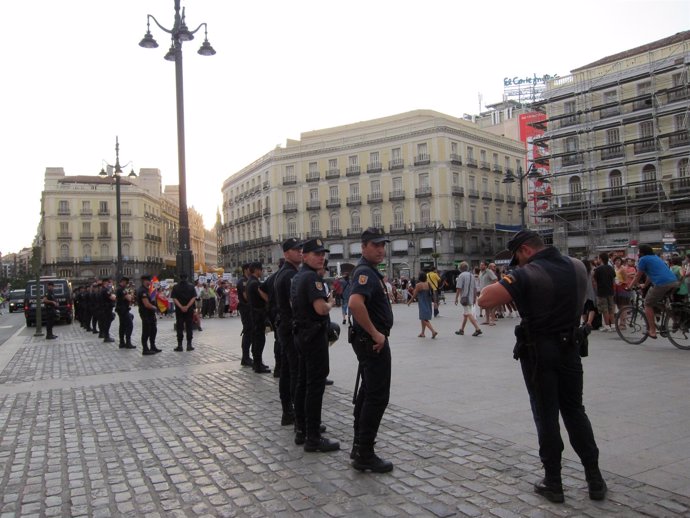 La Policía Nacional Vigila Sol Ante Una Protesta Laica