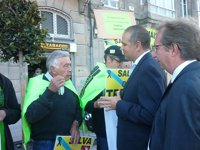 'Salva o tren' traslada su protesta a Vigo, donde Fomento les comunica que se dará una "solución" al apeadero de Chapela