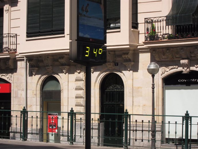 Un Termómetro Marca Calor  En Bilbao