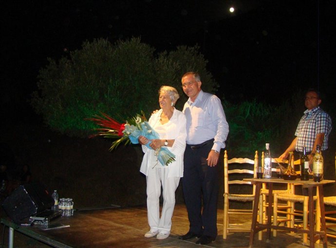 Balaguer Recibe Un Ramo De Flores