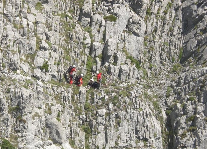 Rescate De Un Montañero Lesionado En Peña Ubina