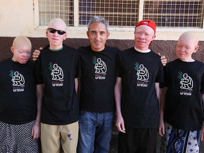 Jon Sistiaga Junto A Estudiantes Albinos De Un Colegio De Shinyanga (Tanzania)