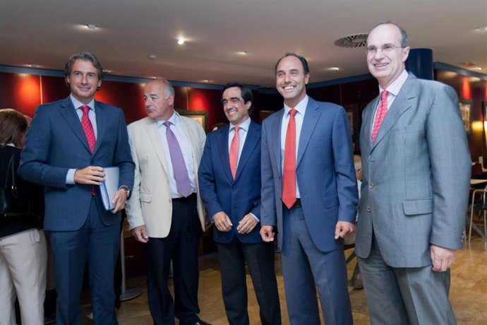 El Nuevo Presidente De La Federación De Municipios, Segundo Por La Izquierda