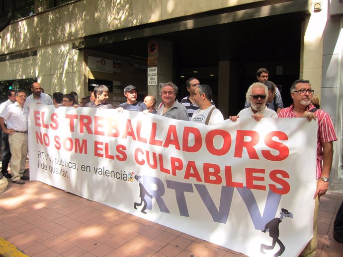 Trabajadores De RTVV Protestan Ante La Sede Del Consejo De Administración 