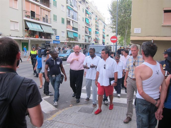 Guillém Navarro Pasea Por Son Gotleu Con Representantes De Nigerianos Y Gitanos