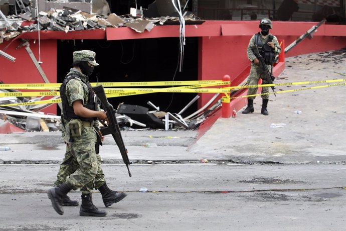 Policías Mexicanos Tras El Atentado En El Casino De Monterrey