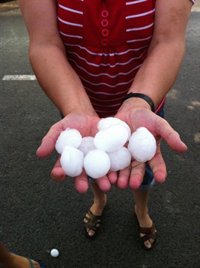 La tormenta de granizo causa daños en la agricultura y en algunos vehículos y tejados de naves en Avilés (Lorca)