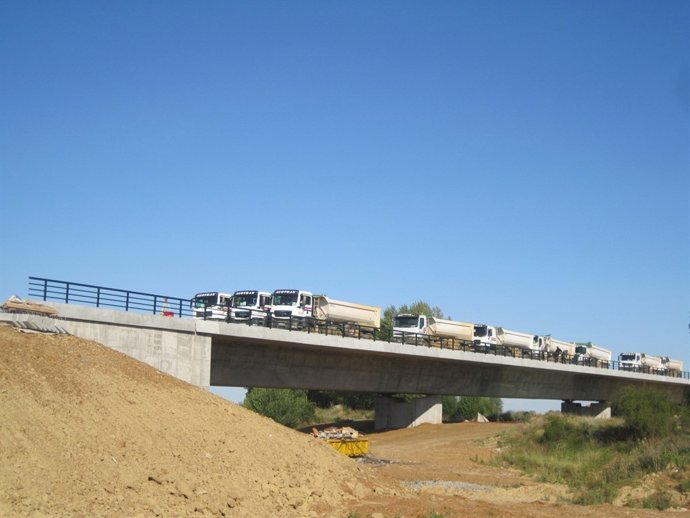 Prueba De Carga En Un Viaducto De La Línea Del AVE En Palencia