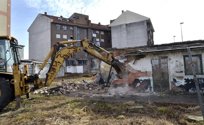 Ayuntamiento Derriba Una Vivienda En Santander, En La Albericia 