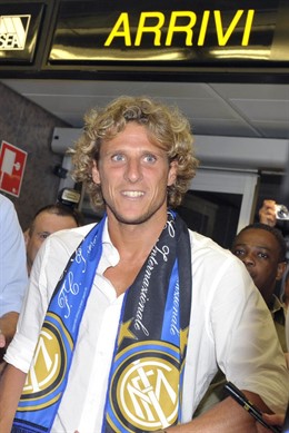 Diego Forlán Llega A Milán Para Jugar Con El Inter