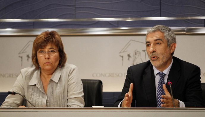 Nuria Buenaventura (ICV) Y Gaspar Llamazares (IU) En Rueda De Prensa