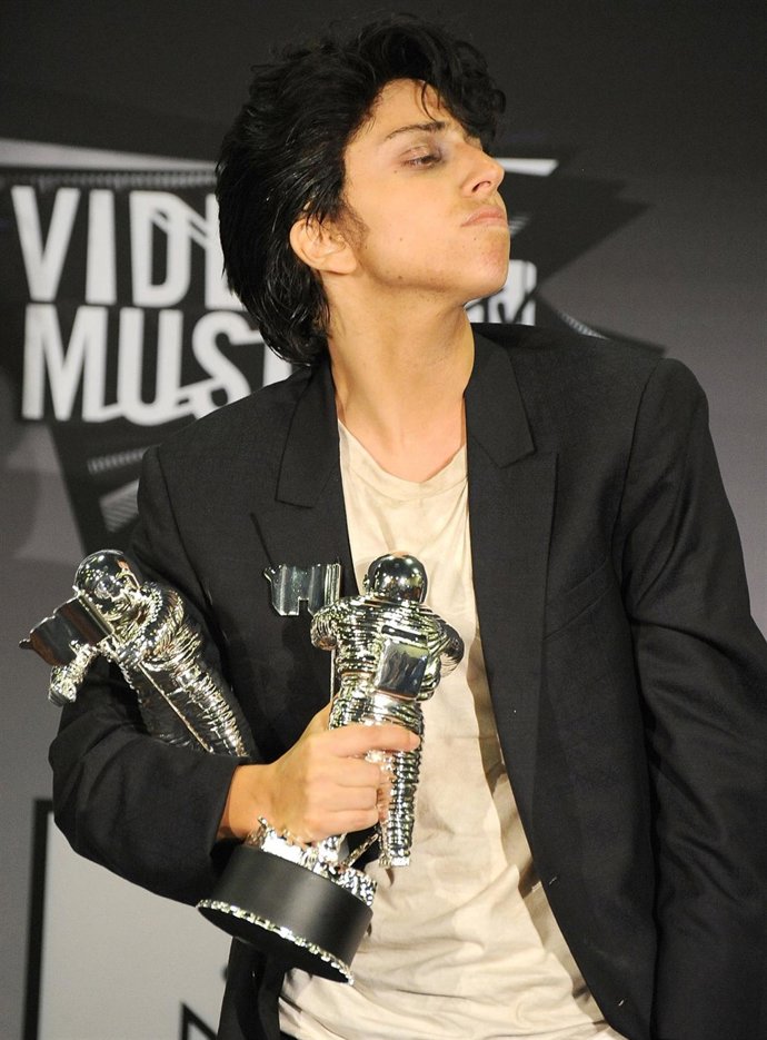 Lady Gaga En Los MTV Vestida De Chico