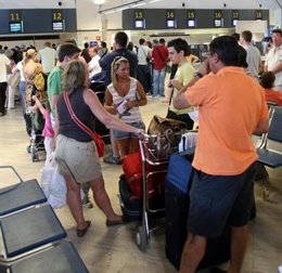 Pasajeros En Un Aeropuerto