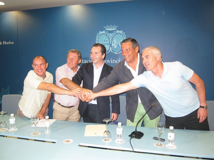 El Alcalde De Almonte, José Antonio Domínguez, Con Colectivos De Matalascañas.