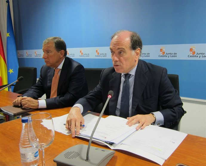 El Consejero De Economía Junto Al Titular De Educación En Una Comparecencia 