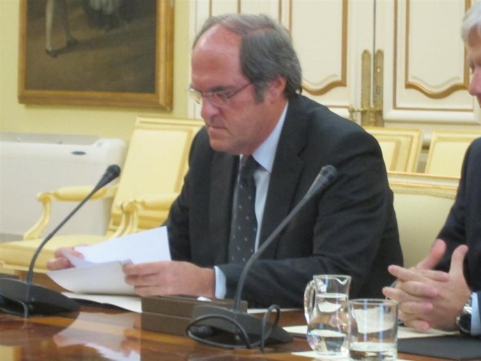 El Ministro De Educación, Ángel Gabilondo