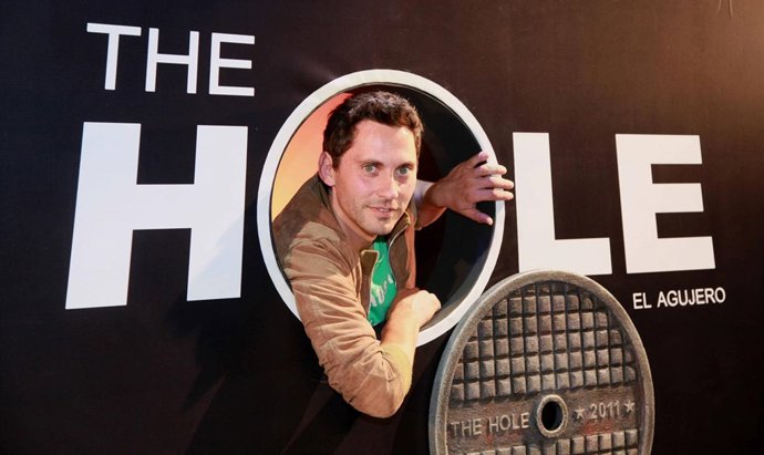 El Actor Paco León Con El Cartel De Su Nuevo Programa De Televisión