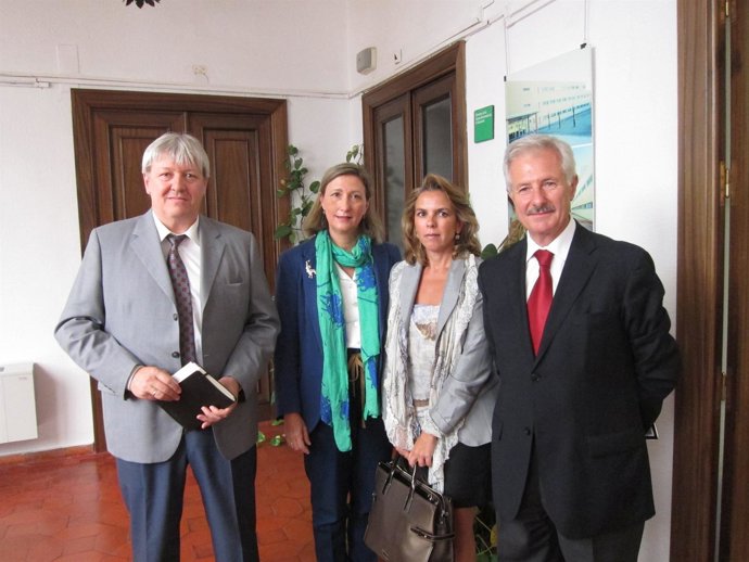 Trinidad Nogales Y Díez Solís, Entre Otros