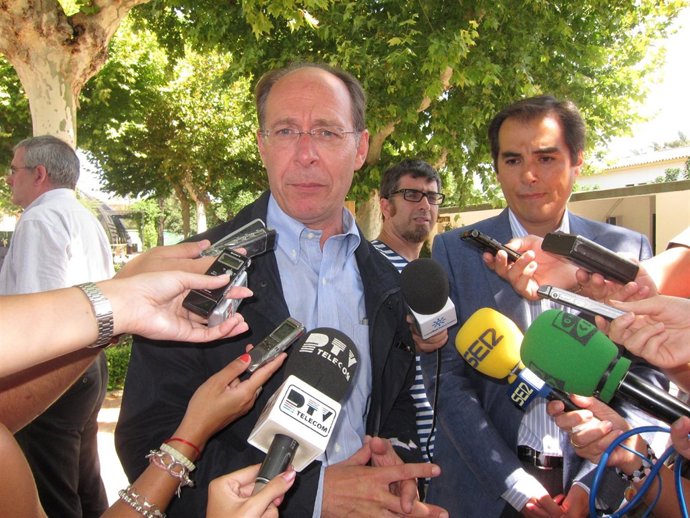 El Consejero De Medio Ambiente De Junta, José Juan Díaz Trillo, Y Alcalde Nieto
