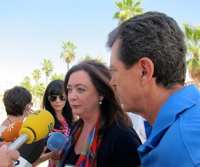 Mar Moreno Atiende A Los Medio Junto Al Alcalde De Linares, Juan Fernández.