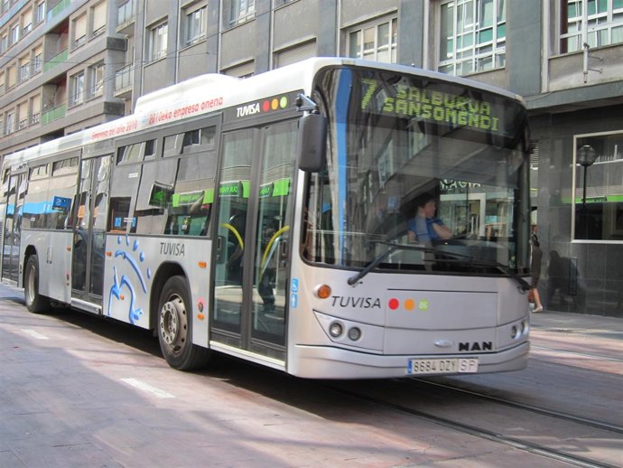 Un Autobus En La Calle General Alava De Vitoria