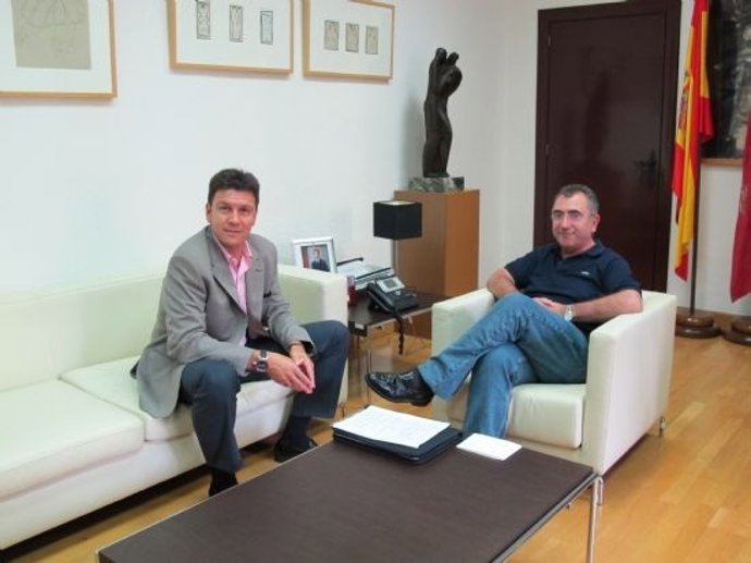 El Alcalde De Alhama Junto Al Consejero De Presidencia