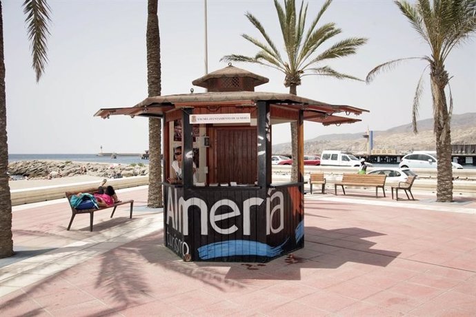 Imagen De La Playa De Almería Capital 