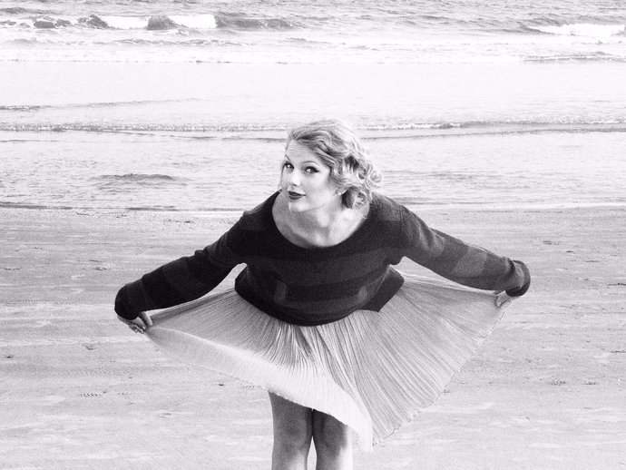 Taylor Swift Posando En La Playa